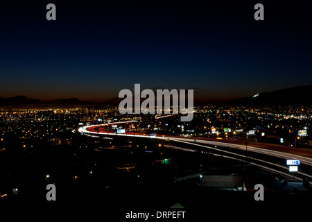 Vista di El Paso, TX dalla parte superiore di un edificio per uffici. Interstate 95 il traffico nel centro Foto Stock