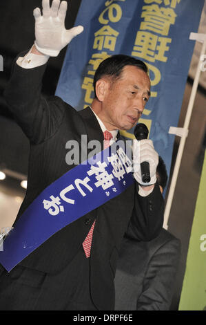 Tokyo, Giappone. Il 29 gennaio 2014. Toshio Tamogami, candidato per le elezioni per il Governatore di Tokyo, sul moncone alla Stazione Ikebukuro a Tokyo il 29 gennaio 2014. Credito: Aflo Co. Ltd./Alamy Live News Foto Stock