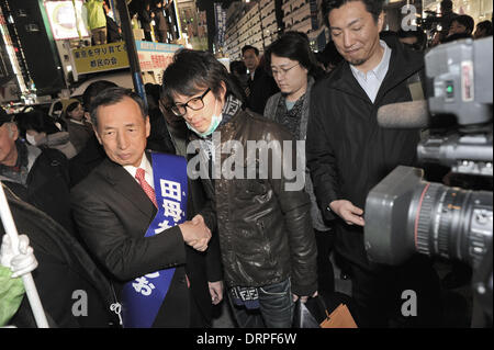 Tokyo, Giappone. Il 29 gennaio 2014. Toshio Tamogami, candidato per le elezioni per il Governatore di Tokyo, sul moncone alla Stazione Ikebukuro a Tokyo il 29 gennaio 2014. Credito: Aflo Co. Ltd./Alamy Live News Foto Stock