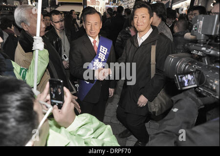 Tokyo, Giappone. Il 29 gennaio 2014. Toshio Tamogami, candidato per le elezioni per il Governatore di Tokyo, sul moncone alla Stazione Ikebukuro a Tokyo il 29 gennaio 2014. Credito: Aflo Co. Ltd./Alamy Live News Foto Stock