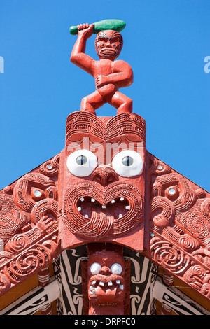 Koruru o antenato alla testa. Tradizionale Maori carving Wharenui Meeting House in Whakarewarewa Thermal Village Rotorua Nuova Zelanda Foto Stock