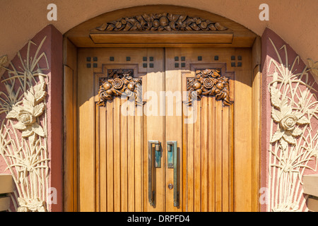 Porte scolpite della famosa Art Deco nazionale tabacco edificio aziendale Rothmans edificio di Ahuriri Napier, Nuova Zelanda Foto Stock