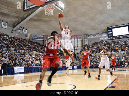 Storrs, CT, Stati Uniti d'America. 30 gen 2014. Giovedì 30 Gennaio 2014: Connecticut Huskies guard Shabazz Napier (13) batte Houston Cougars guard Tione Womack (14) al cestello come egli stabilisce la palla in alto per un facile cestello durante la prima metà del NCAA pallacanestro tra Houston e nel Connecticut a Gampel Pavilion di Storrs, CT. Bill Shettle / Cal Sport Media. © csm/Alamy Live News Foto Stock