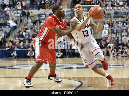 Storrs, CT, Stati Uniti d'America. 30 gen 2014. Giovedì 30 Gennaio 2014: Connecticut Huskies guard Shabazz Napier (13) rigidi per il cesto contro Houston Cougars guard Brandon Morris (2) durante la prima metà del NCAA pallacanestro tra Houston e nel Connecticut a Gampel Pavilion di Storrs, CT. Bill Shettle / Cal Sport Media. © csm/Alamy Live News Foto Stock