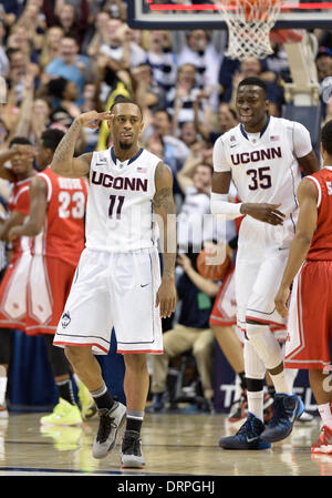 Storrs, CT, Stati Uniti d'America. 30 gen 2014. Giovedì 30 Gennaio 2014: Connecticut Huskies guard Ryan Boatright (11) festeggia con Connecticut Huskies centro Brimah Amida (35) colpendo tre punti di colpo al cicalino durante la prima metà del NCAA pallacanestro tra Houston e nel Connecticut a Gampel Pavilion di Storrs, CT. Bill Shettle / Cal Sport Media. © csm/Alamy Live News Foto Stock