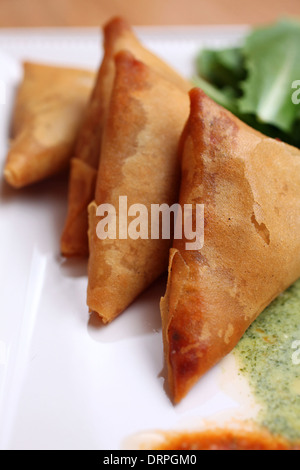 Close-up di samosa su una piastra Foto Stock