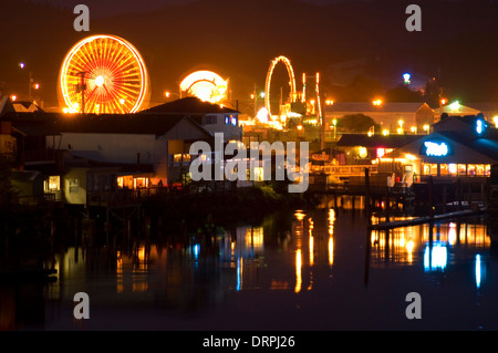 Del Rododendro Carnevale attraverso Siuslaw River Bay, Firenze, Oregon Foto Stock
