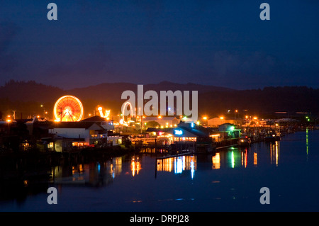 Del Rododendro Carnevale attraverso Siuslaw River Bay, Firenze, Oregon Foto Stock