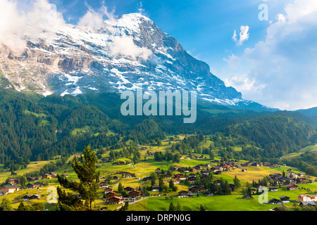 La città di Grindelwald, sotto la montagna dell'Eiger, si trova a nord sotto il cielo ceruleo delle Alpi svizzere nell'Oberland bernese, in Svizzera Foto Stock