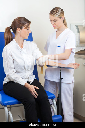 Preparazione di infermiere imprenditrice di sangue di prova Foto Stock