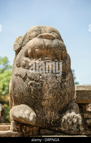 Close up di antica statua di un leone di guardia in Polonnaruwa, Sri Lanka Foto Stock