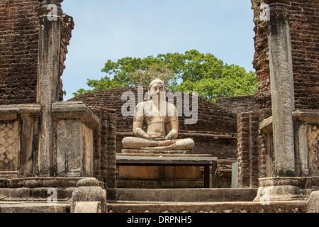 Statua del Buddha vicino fino in Vatadage, antica città di Polonnaruwa Foto Stock