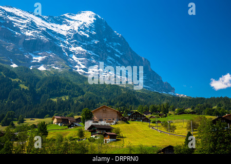 La città di Grindelwald sotto il Monte Eiger North Face nelle Alpi Svizzere nell Oberland Bernese, Svizzera Foto Stock