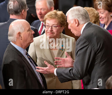 Stati Uniti Casa frusta democratico Steny H. Hoyer (Democratico del Maryland), destra, condivide alcuni pensieri con gli Stati Uniti Il senatore Ben Cardin (Democratico del Maryland), sinistra, come Stati Uniti Rappresentante Marcy Kaptur (Democratico di Ohio), centro, si affaccia su, prima dell'arrivo della U.S. Il presidente Barack Obama a fornisce lo stato dell'Unione indirizzo a una sessione congiunta del Congresso negli Stati Uniti Capitol Martedì, 28 gennaio 2014. Credito: Ron Sachs / CNP Foto Stock