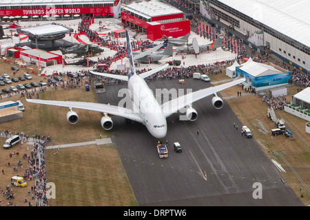 Aria a massa immagine di "Airbus" "a380" tassare giù la pista prima di prendere parte a display di volo a Farnborough Airshow 2010 Foto Stock