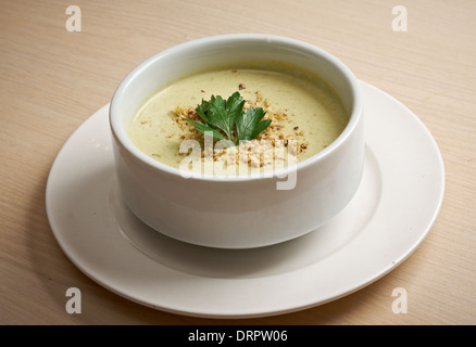 Minestra di crema nella ciotola bianco closeup Foto Stock