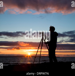 Fotografo di paesaggio Gareth McCormack prendendo le foto al tramonto, nella contea di Sligo, Irlanda. Foto Stock