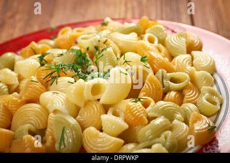 Primo piano della Italiana colorate conchiglie pasta gourmet Foto Stock