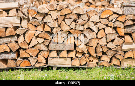 Grande catasta di legna da ardere logs all'aperto Foto Stock