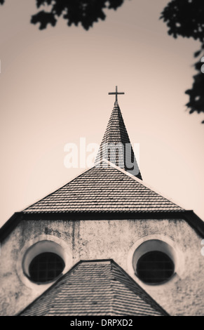 Esterno della vecchia chiesa quasi guardando come una faccia con due round windows per gli occhi, Svezia Foto Stock