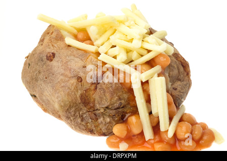 Hot jacket potato riempito con fagioli e formaggio grattugiato - studio shot con uno sfondo bianco Foto Stock