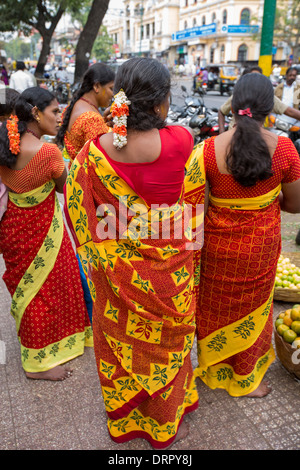 Donna che indossa sari colorati in una strada del mercato di Mysore, India. Foto Stock