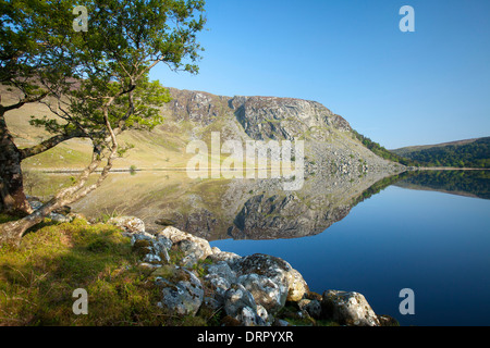 Le scogliere di Luggala riflesso del Lough Tay, Wicklow Mountains, County Wicklow, Irlanda. Foto Stock