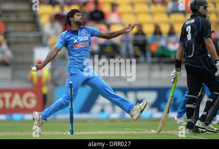 Wellington, Nuova Zelanda. 31 gennaio, 2014. Varun Aaron bowling durante il match 5 della ANZ una giornata internazionale della serie di Cricket. Nuova Zelanda i cappucci neri v India al Westpac Stadium. Credito: Azione Sport Plus/Alamy Live News Foto Stock