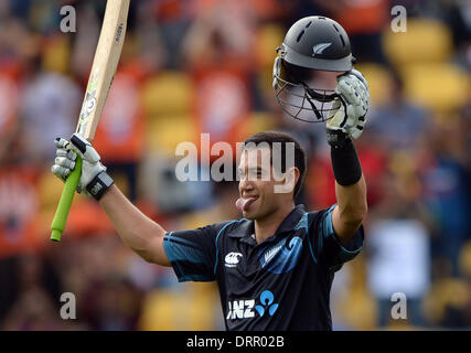 Wellington, Nuova Zelanda. 31 gennaio, 2014. Ross Taylor celebra il suo secolo durante il match 5 della ANZ una giornata internazionale della serie di Cricket. Nuova Zelanda i cappucci neri v India al Westpac Stadium. Credito: Azione Sport Plus/Alamy Live News Foto Stock