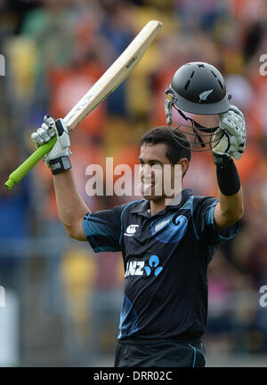 Wellington, Nuova Zelanda. 31 gennaio, 2014. Ross Taylor celebra il suo secolo durante il match 5 della ANZ una giornata internazionale della serie di Cricket. Nuova Zelanda i cappucci neri v India al Westpac Stadium. Credito: Azione Sport Plus/Alamy Live News Foto Stock