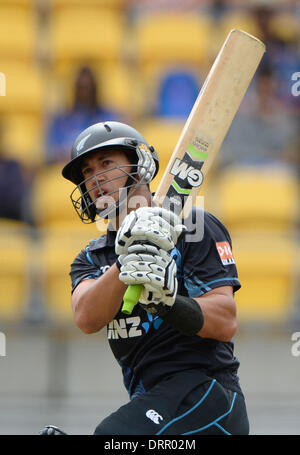 Wellington, Nuova Zelanda. 31 gennaio, 2014. Ross Taylor batting durante il match 5 della ANZ una giornata internazionale della serie di Cricket. Nuova Zelanda i cappucci neri v India al Westpac Stadium. Credito: Azione Sport Plus/Alamy Live News Foto Stock