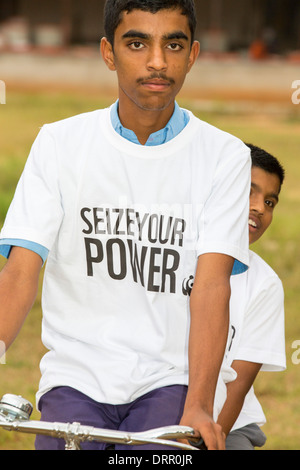 Bambini indossare il WWF cogliere il vostro potere T shirt, una campagna per promuovere le fonti di energia rinnovabili, Bangalore, India. Foto Stock