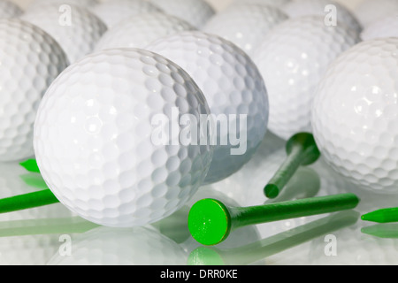 Diverse le palle da golf su un tavolo di vetro Foto Stock