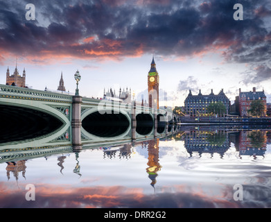 Crepuscolo presso Westminster Bridge e il Big Ben a Londra Foto Stock