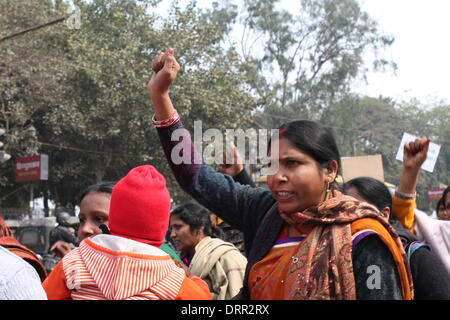 A sud di Maidan di Gandhi, Patna, Bihar, in India, 31 gennaio 2014. Gli insegnanti di Kasturba Gandhi Balika Vidhayalaya iniziare a livello di stato di dimostrazione marzo venerdì pomeriggio invernale di Bihar ministro in capo al segretariato dalla Maidan di Gandhi per presentare le loro varie richieste che includono la regolarizzazione del lavoro, il congedo di maternità, servizio regole, trasferimento volontario, Pensione, orario di lavoro fisso, lasciare fisso e migliorato nella scala retributiva. Credito: RUPA GHOSH/Alamy Live News Foto Stock