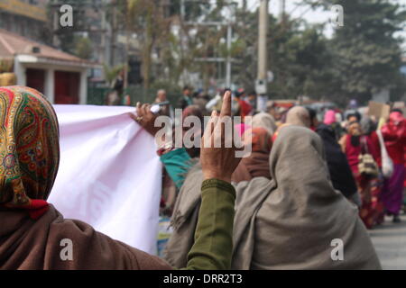 A sud di Maidan di Gandhi, Patna, Bihar, in India, 31 gennaio 2014. Gli insegnanti di Kasturba Gandhi Balika Vidhayalaya iniziare a livello di stato di dimostrazione marzo venerdì pomeriggio invernale di Bihar ministro in capo al segretariato dalla Maidan di Gandhi per presentare le loro varie richieste che includono la regolarizzazione del lavoro, il congedo di maternità, servizio regole, trasferimento volontario, Pensione, orario di lavoro fisso, lasciare fisso e migliorato nella scala retributiva. Credito: RUPA GHOSH/Alamy Live News Foto Stock