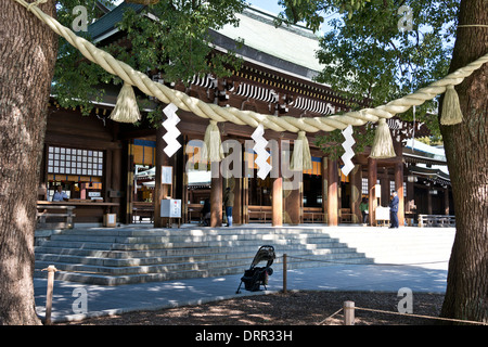 Shimenawa, paglia di riso di corda e il Tempio di Meiji, Tokyo, Giappone Foto Stock