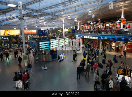 Atrio affollato a Stazione Ferroviaria Manchester Piccadilly, Manchester, Inghilterra, Regno Unito. Foto Stock