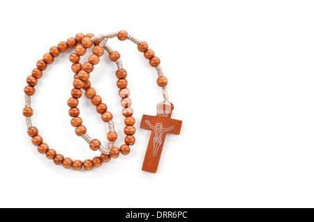 Pianura in legno rosario su sfondo bianco. I grani di preghiera utilizzare per contare le ripetizioni delle preghiere - Il Rosario della Vergine Maria. Foto Stock