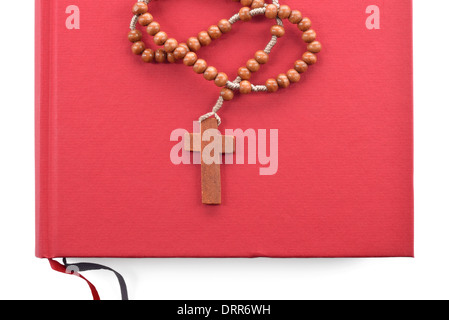 Pianura in legno rosario sul libro rosso - la Santa Bibbia. Foto Stock