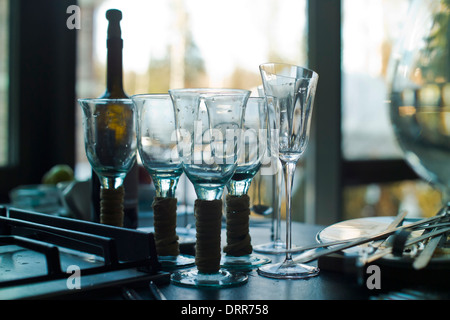 Piatto sporco ware e avanzi, bicchieri di vino sul tavolo Foto Stock