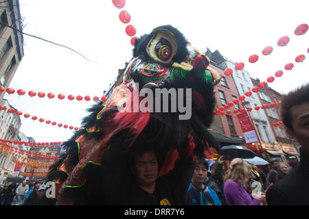 Chinatown di Londra, Regno Unito. Il 31 gennaio 2014. La danza del leone è eseguita nella Chinatown di Londra sul nuovo anno lunare e anno del cavallo di credito: amer ghazzal/Alamy Live News Foto Stock