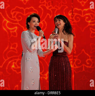 Pechino , Cina. 30 gen 2014. L'attrice francese Sophie Marceau (R) parla con hostess Dong Qing durante il China Central Television (CCTV)'S 2014 Festival di Primavera di Gala in Pechino, Cina, Gennaio 30, 2014 Credit: Li Guangyin/Xinhua/Alamy Live News Foto Stock