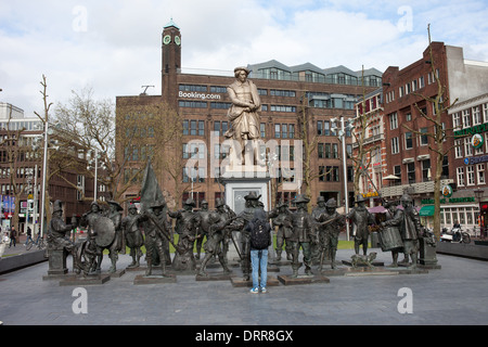 Monumento di Rembrandt e sculture della notte guarda sulla piazza Rembrandt (Rembrandtplein) in Amsterdam, Paesi Bassi. Foto Stock