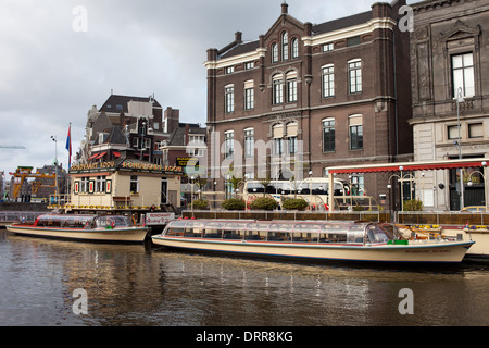 Il passeggero tour in barca pronta per Canal Cruise presso Rondvaart Koou molo nel centro della città di Amsterdam, Olanda, Paesi Bassi. Foto Stock