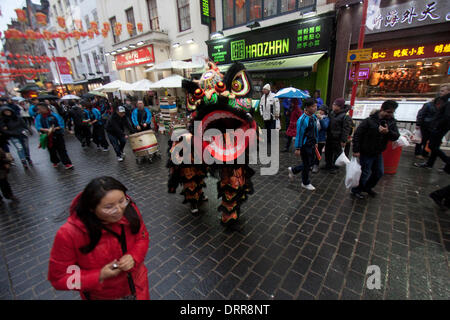 Chinatown di Londra, Regno Unito. Il 31 gennaio 2014. La danza del leone è eseguita nella Chinatown di Londra sul nuovo anno lunare e anno del cavallo di credito: amer ghazzal/Alamy Live News Foto Stock