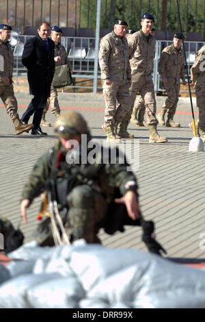 Paracuellos de Jarama, Spagna . 30 gen 2014. Il Principe Felipe di Spagna visite la Brigada Parachutist 'Almogavares VI" il giorno del suo compleanno 46th on gennaio 30, 2014 in Paracuellos de Jarama, Spagna Credito: dpa picture alliance/Alamy Live News Foto Stock