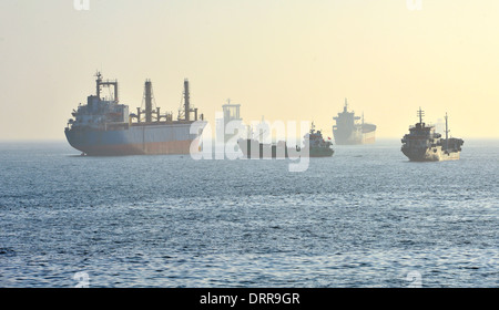 Mare nave cargo e petroliera nella nebbia Foto Stock