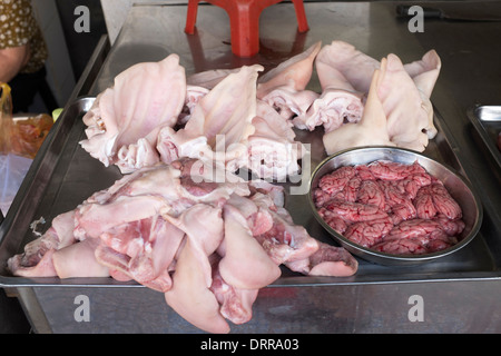 Frattaglie dei suini sulla vendita di Dong Ba Market in tinta Foto Stock