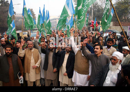 Gli attivisti del Jamat-e-Islami (JI) chant slogan contro la condanna a morte di Motiur Rehman Nizami in Bangladesh durante la manifestazione di protesta a Lahore press club il Venerdì, 31 gennaio 2014. Foto Stock